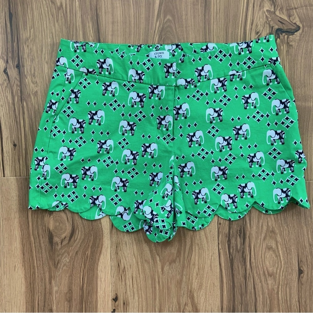 Crown & Ivy Shelby Scalloped Hem Elephant Shorts. Size 10